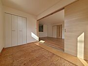 扉を開放するとLDKと洋室を一体利用できる空間！扉を閉めると独立した空間としても活用できます。 