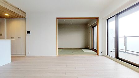 家族や友人、両親、親戚とこれから沢山の時間を紡ぐのだろう。そこを彩るのは窓から見える青い空、心地よい緑。そんなイメージが膨らむリビングスペース。