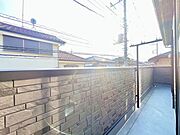 南側のお部屋から出入りできる、奥行きのあるワイドバルコニー。心地よい陽射しと暖かな風を楽しむことが出来ます。 