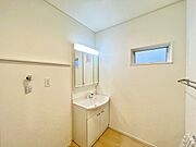 使い勝手の良い洗面台、窓があることで換気もしやすく清潔感のある空間を保てます。 