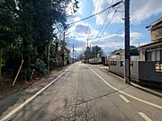 8m幅員の道路に面しておりお車の運転が苦手な方でも安心して出入りいただけます。 