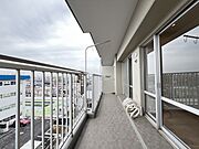 陽ざしが差込む明るいバルコニー。奥行きのあるバルコニーはお洗濯時に助かります。 