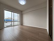 大きな開口部から明るい光が差し込む、日中の室内の明るさがこの部屋の魅力です。 
