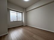今からここを誰のお部屋にしようか、そんな洋室。大きさは4.8帖です。 