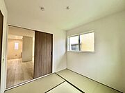和室があるとやはりどこか心落ち着いてしまいます。客間としてもちょうど良い約4.5帖。 
