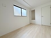 今からここを誰のお部屋にしようか、そんな洋室北西角部屋。大きさは5帖です。 
