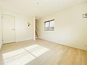 どんな家具にでも相性が良い清潔感ある白色調のクロスを採用。主張しすぎない配色、耐久性にも優れた床材は日々のメンテナンスも楽に、快適に過ごして頂けるよう考えられています。 