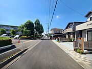 戸建てが立ち並ぶ静かな住宅街。四季折々の移り変わりを感じながら自然と楽しみ、暮らす、そんな毎日を日々の中で感じられる住環境 
