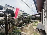 戸建てならではのお庭スペース。BBQやガーデニング、お子様のプールなど、、、、様々な楽しみ方ができるプライベート空間。ご家族皆さままで思いっきりお楽しみください。 