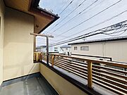 陽ざしが差込む明るいバルコニー。奥行きのあるバルコニーはお洗濯時に助かります。 