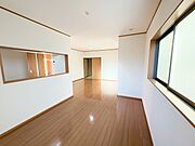 家族団欒のリビング。陽光差し込む食卓には家族の会話とスマイルが溢れます。いつまでもここで食卓を囲みたくなる、そう感じさせてくれるスペース。 