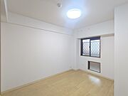 【洋室／約6.3帖】 主寝室は6帖以上。窮屈感のない広さを確保しました。