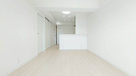 大きな開口部から明るい光が差し込むリビング。日中の室内の明るさがこの部屋の魅力です。