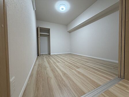 今からここを誰のお部屋にしようか、そんな洋室。大きさは5.9帖です。