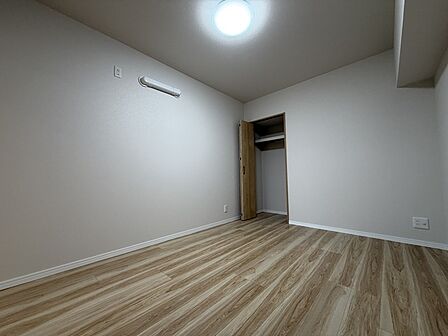 今からここを誰のお部屋にしようか、そんな洋室。大きさは5.9帖です。