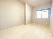 アクセントクロスを使用したオシャレな洋室。窓からそそぐ陽の光が眩しいベッドルームは、朝の目覚めが心地良く迎えられそうです。 