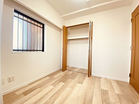 衣類の整理整頓に嬉しいクローゼット付きのお部屋。お子様のお部屋としても便利です。