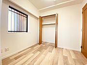 衣類の整理整頓に嬉しいクローゼット付きのお部屋。お子様のお部屋としても便利です。 