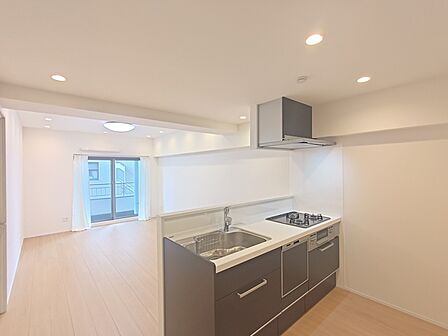 【LDK/約13.2帖】 家族や友人、両親、親戚とこれから沢山の時間を紡ぐのだろう。そこを彩るのは窓から見える青い空、心地よい緑。そんなイメージが膨らむリビングスペース。