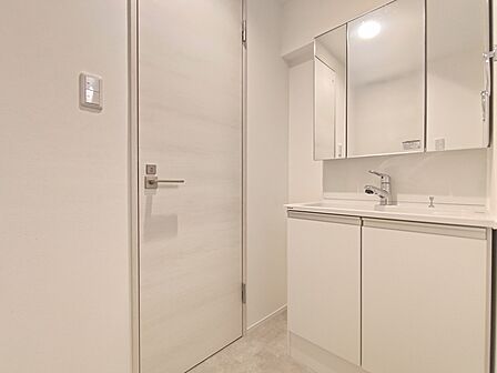 収納付きの洗面化粧台。鏡の裏側も収納棚になっています。