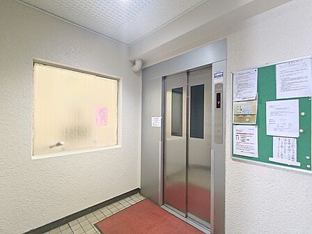 エレベーターは各階に止まります。