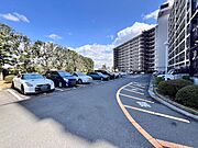 広々とした敷地に、整然と並ぶ駐車スペース。晴れやかな空の下、穏やかな時間が流れる日常がここから始まります 