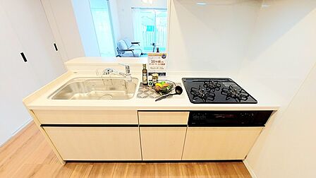 家族団欒のリビング。陽光差し込む食卓には家族の会話とスマイルが溢れます。いつまでもここで食卓を囲みたくなる、そう感じさせてくれるスペース。 