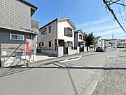 青い空の下、静かな街並みに溶け込む住まい。日々の暮らしに安らぎをもたらす、温もりある空間が広がります 