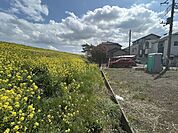 周辺の街並み 戸建てが立ち並ぶ静かな住宅街。四季折々の移り変わりを感じながら自然と楽しみ、暮らす、そんな毎日を日々の中で感じられる住環境 （10m）