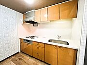 壁付のキッチンは上部に収納が作りやすいのがメリット。空間を有効活用したすっきりとしたデザイン。 
