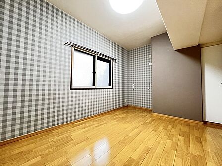 今からここを誰のお部屋にしようか、そんな洋室。大きさは6.6帖です。