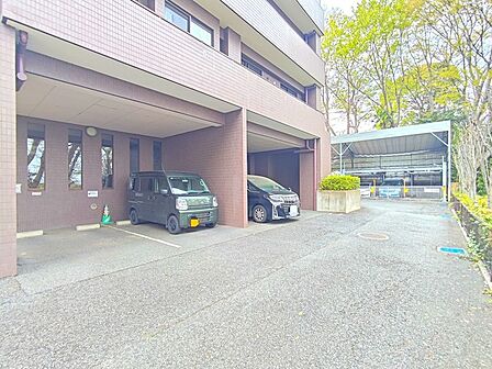 敷地内には平面駐車場と機械式駐車場がございます。
