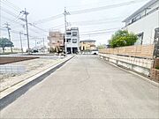 6m幅員の道路に面しておりお車の運転が苦手な方でも安心して出入りいただけます。 