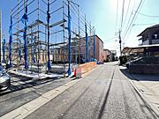 前面道路は広く、駐車がしやすいです。駐車スペース2台分ございます。 