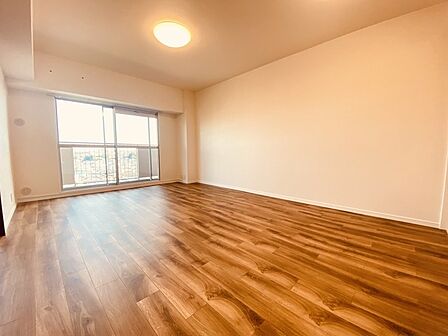 家族の集うリビングには色々な方向から光が差し込む設計に。家族のコミュニケーションが弾むスポットだから明るい雰囲気であってほしい。 