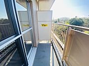 2ヶ所バルコニーがあります。陽ざしが差込む明るいバルコニー。奥行きのあるバルコニーはお洗濯時に助かります。 