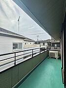 陽ざしが差込む明るいバルコニー。奥行きのあるバルコニーはお洗濯時に助かります。 