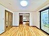室内：扉を開放するとLDKと洋室を一体利用できる空間！扉を閉めると独立した空間としても活用できます。 