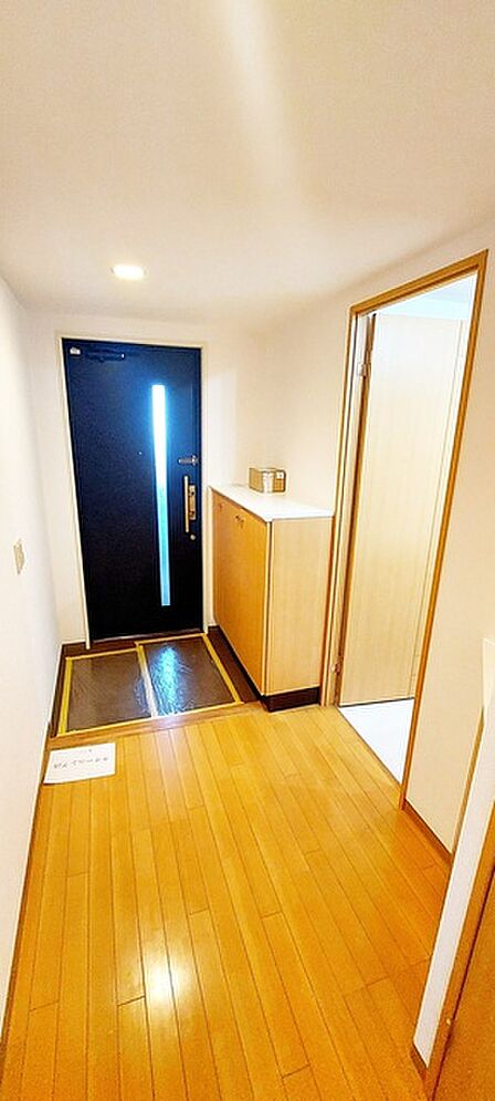 明るく開放的な玄関、靴の脱ぎ履きもしやすく、収納も豊富でご家族皆様の靴をスッキリ収納できます。 