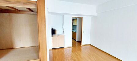 家族団欒のリビング。陽光差し込む食卓には家族の会話とスマイルが溢れます。いつまでもここで食卓を囲みたくなる、そう感じさせてくれるスペース。 