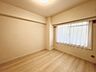 洋室：大きな開口部から明るい光が差し込む、日中の室内の明るさがこの部屋の魅力です。 