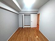ゆとりの6.0帖ある寝室、陽光が入りやすく朝の目覚めも気持ち良く起こしてくれます。 