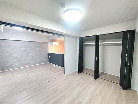 広々収納で、仕事着、普段着をまとめて収納できます。  