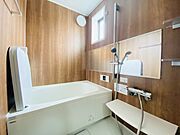 落ち着いた色味の浴室で1日の疲れをゆっくりと癒してください。 