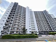 穏やかな空に映える、落ち着きある佇まい 