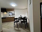 夕食の時間。家族、友人、両親、親戚との会話がより料理を美味しくしてくれる。あっという間に時間が過ぎてしまう居心地の良さは、普段はほっとする空間としてここにあります。 