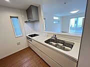 人工大理石を使用したシステムキッチン。永く傷つきにくく、お手入れもしやすい高機能性です。 