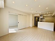 大きな開口部から明るい光が差し込むリビング。日中の室内の明るさがこの部屋の魅力です。 