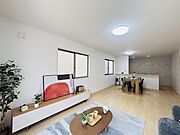 家族の集うリビングには色々な方向から光が差し込む設計に。家族のコミュニケーションが弾むスポットだから明るい雰囲気であってほしい。 