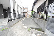 通りから入ったプライベート空間で落ち着いた雰囲気でお住いになる。敷地部分でお子様の遊ぶスペースや駐車スペースに活用できます。 